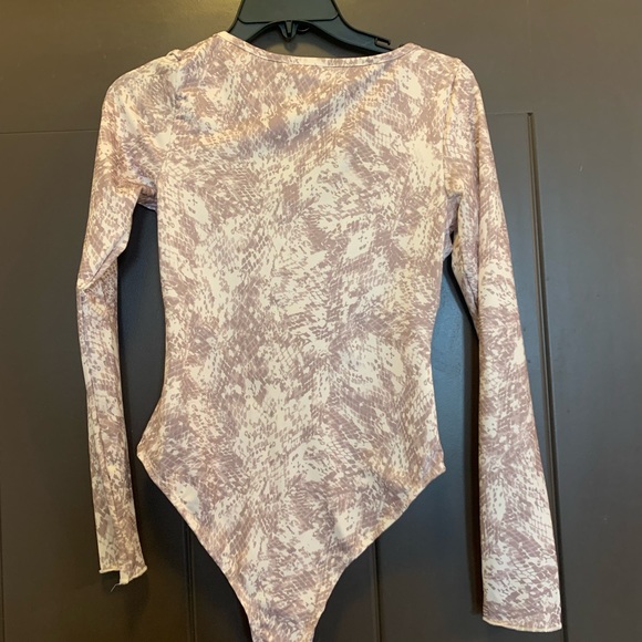 NanaMacs Ruched Snake Print Bodysuit in Cream and Mauve size Small - Picture 6 of 6